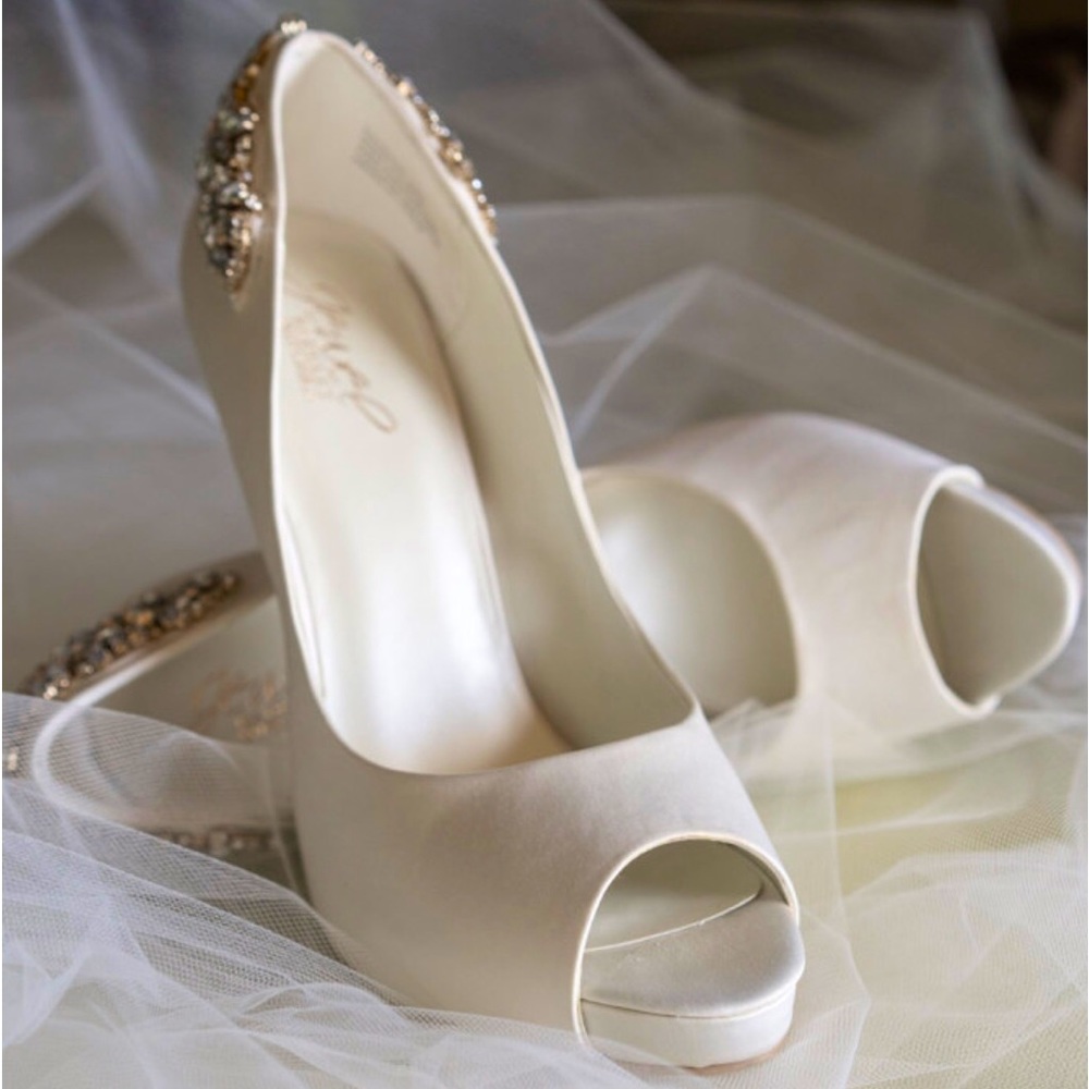 Jewel Badgley Mischka Crystal-Wrapped Satin Ivory Peep-Toe Platform Heels Size 8